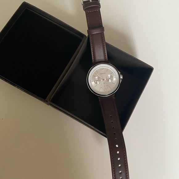 Brand new never before worn genuine leather fossil watch. - Picture 6 of 10